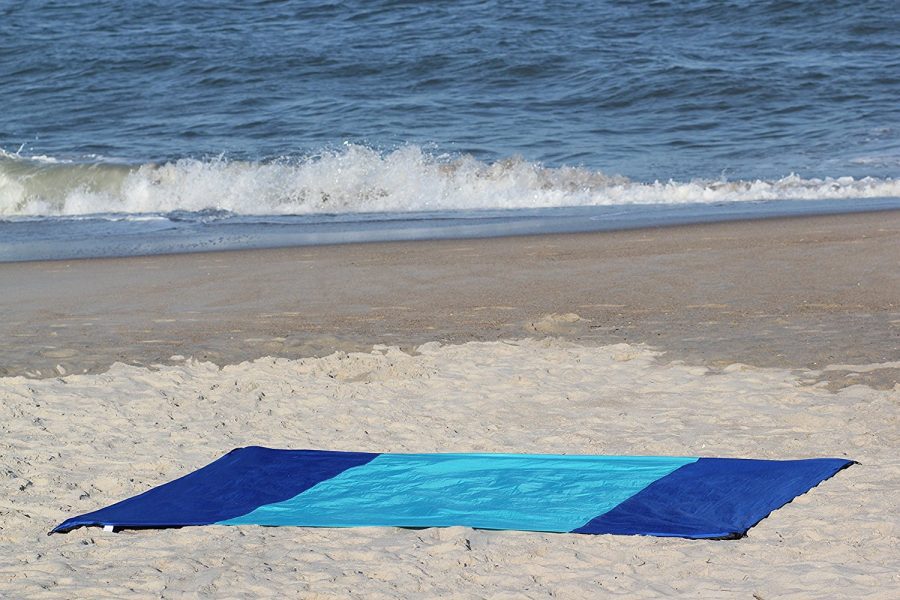 bring-blanket-to-beach Best Beach Accessories & Items To Bring To The Beach