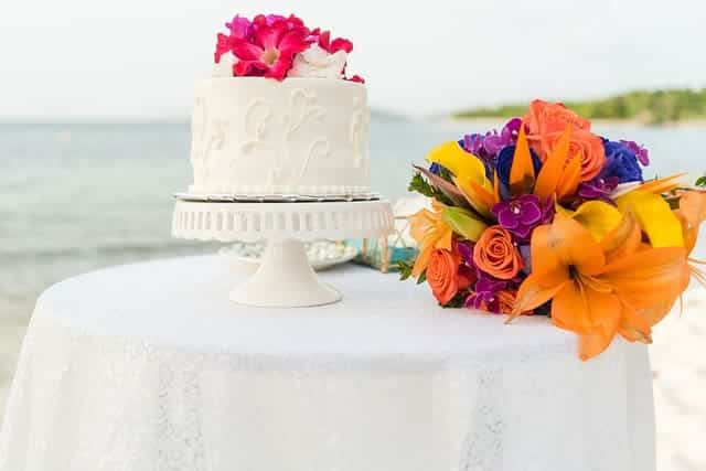 picture-of-a-beach-wedding-cake Make your Beach Wedding Perfect with Stunning Cake Toppers